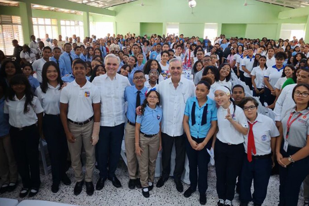 Abinader y De Camps dialogan con estudiantes sobre calidad e infraestructura escolar